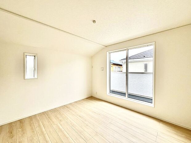 ◆1号棟◆~Bed Room~ マンションと違い部屋数が多いのが戸建てのメリットです。ご家族が増えたことで手狭に感じていた住まいも戸建てでは各居室プライバシーを保つことができます。