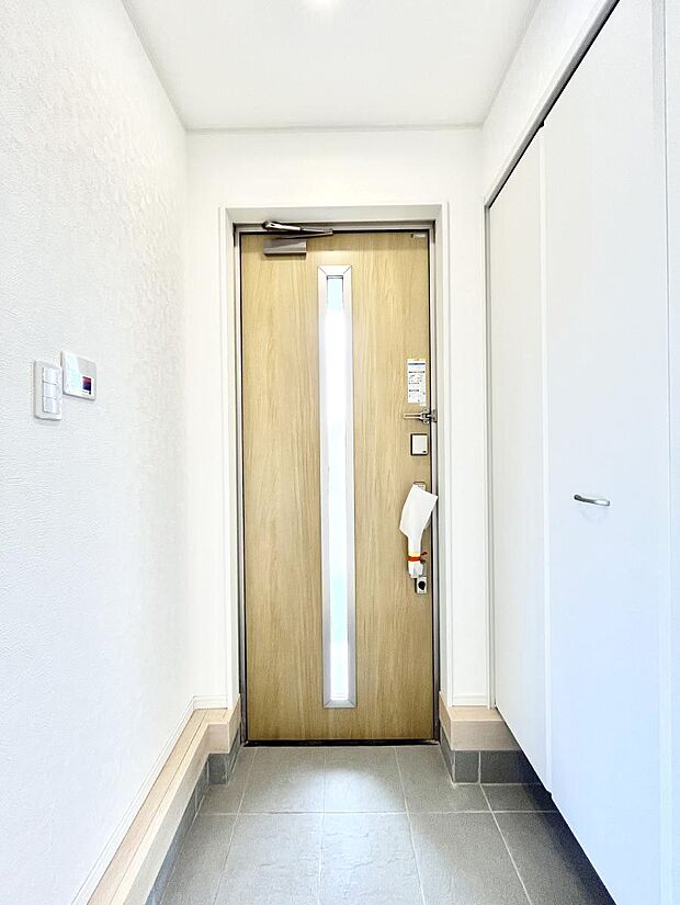◆3号棟◆~Entrance~ 家の中でお客様を迎える最初の場所である玄関は、家の印象そのものです!豊富な玄関収納で、常に綺麗に保つことが出来ます♪玄関にはたっぷり収納の下駄箱を完備!