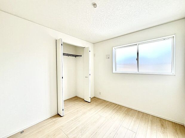 ◆3号棟◆～Bed Room～  全居室には収納クローゼットを完備！普段使いのお洋服や小物はもちろん、季節物のお洋服などもしっかりと整理整頓おしまい頂けます。  居室空間を広く使用できますね。