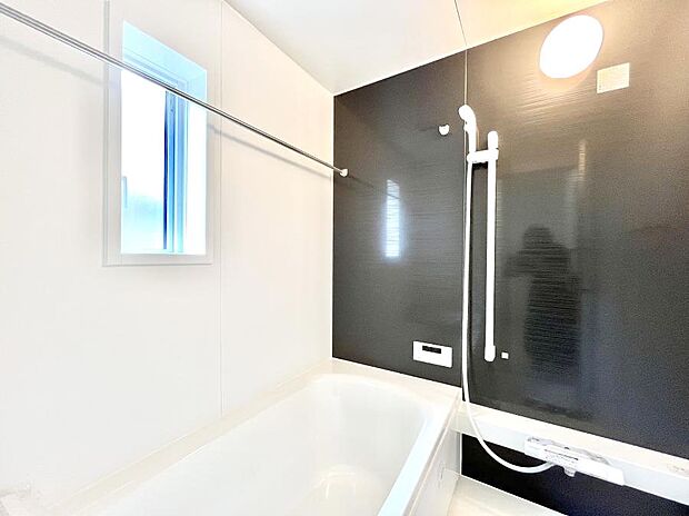 ◆3号棟◆~Bath Room~ 窓付きのバスルームは、採光もあり明るく気持ちの良い空間です。窓があることで、換気環境も良好。ゆったり寛げるバスルームで、毎日のバスタイムが楽しみになりそうです。