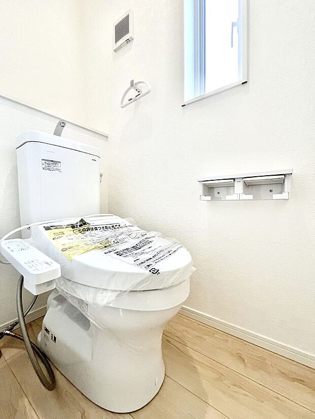 ◆3号棟◆~Toilet~ 綺麗・スッキリ・快適なウォシュレット付トイレでくつろげる空間です。採光もあり明るく、快適空間となっております♪毎日使う場所だからこその配慮です!