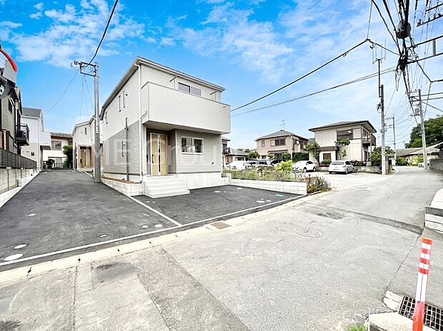 ~Exterior~ 前面道路は閑静な住宅地をはしる車通りの少ない道路。駐車の出し入れもらくらくです!ご不明点・現地見学のご希望は、お気軽にお問い合わせください!