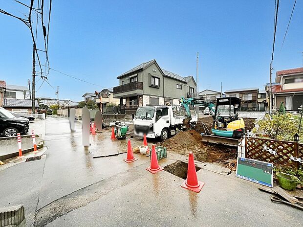 ~Exterior~ 前面道路は閑静な住宅地をはしる車通りの少ない道路。駐車の出し入れもらくらくです!ご不明点・現地見学のご希望は、お気軽にお問い合わせください!