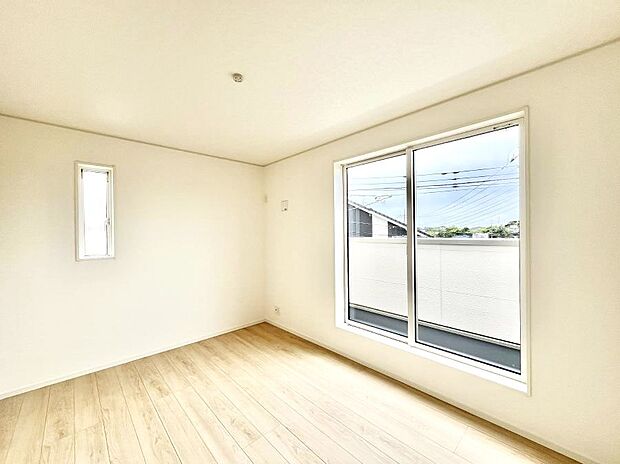 ◆3号棟◆~Bed Room~ マンションと違い部屋数が多いのが戸建てのメリットです。ご家族が増えたことで手狭に感じていた住まいも戸建てでは各居室プライバシーを保つことができます。