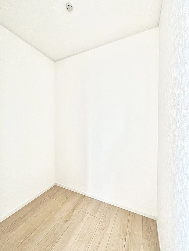 ◆3号棟◆~Walk-in Closet~ たくさんの洋服をかけてもシワになりにくいウォークインクローゼット。洋服以外にも、普段使わない家電やスーツケース、ストック品など何でも片付く嬉しい空間です。