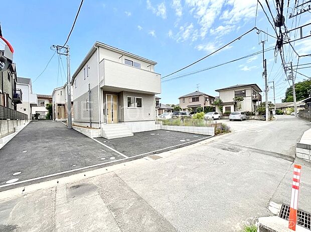 ～Exterior～　前面道路は閑静な住宅地をはしる車通りの少ない道路。駐車の出し入れもらくらくです！ご不明点・現地見学のご希望は、お気軽にお問い合わせください！