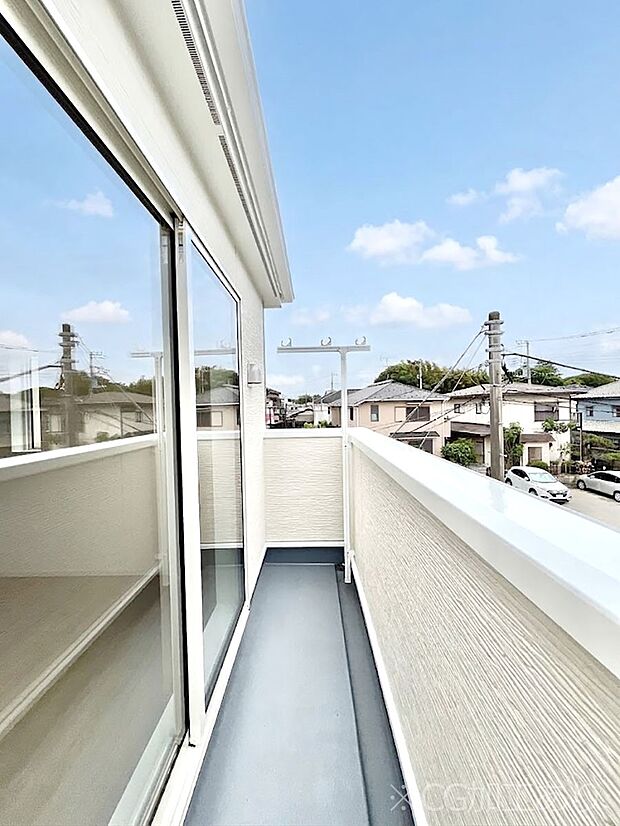 暖かな陽光が降り注ぐバルコニーはお洗濯におすすめ。爽やかな風も心地よいです。