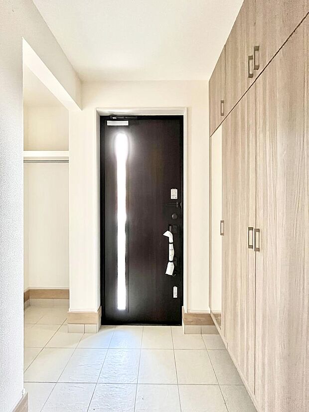 ~Entrance~ 玄関は家の顔といわれますが我が家のセンスをさりげなく感じさせる魅力ある玄関造りも楽しみの一つ。帰宅する度に家族がほっとできる心地よい空間造りも大切ですね♪