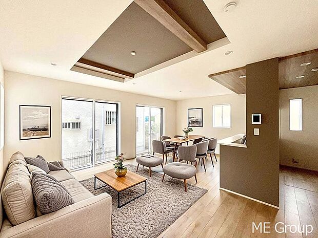 ~Living~ 家族の会話や笑顔が行き交うリビングです。子供が走ってる姿を見ながら、大きなソファやダイニングテーブルでゆったり食事をしたりくつろぎたい♪そんな夢が叶えられる空間です!※家具はCGです