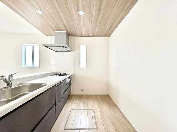 ~Kitchen~ 広くて使いやすいキッチンなら家族でいっしょに料理をつくったり、後片付けも手間なくできちゃいます♪収納もたっぷりあるので、いつもすっきりと清潔な印象を保てます。