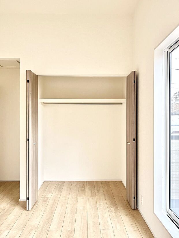 ~Closet~ 壁面クローゼットがあればタンスを置く必要がなく、出っ張りのないスッキリ空間を維持できます。限られたスペースを有効に活用できそう。季節の衣類や趣味の品などたっぷり収納出来ますね♪