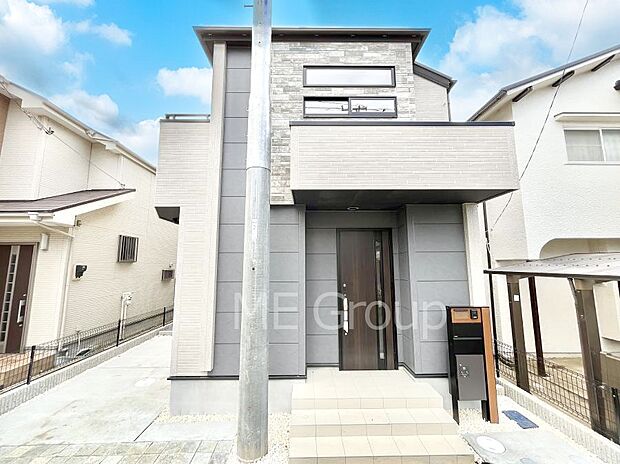 ~Exterior~ 堂々たる趣ながら、主張し過ぎずどこか余裕を感じさせるシャープなフォルムで佇む邸宅は、晴天の空と照らし合わせる事で、本来あるべき完成形の姿を見せてくれます。