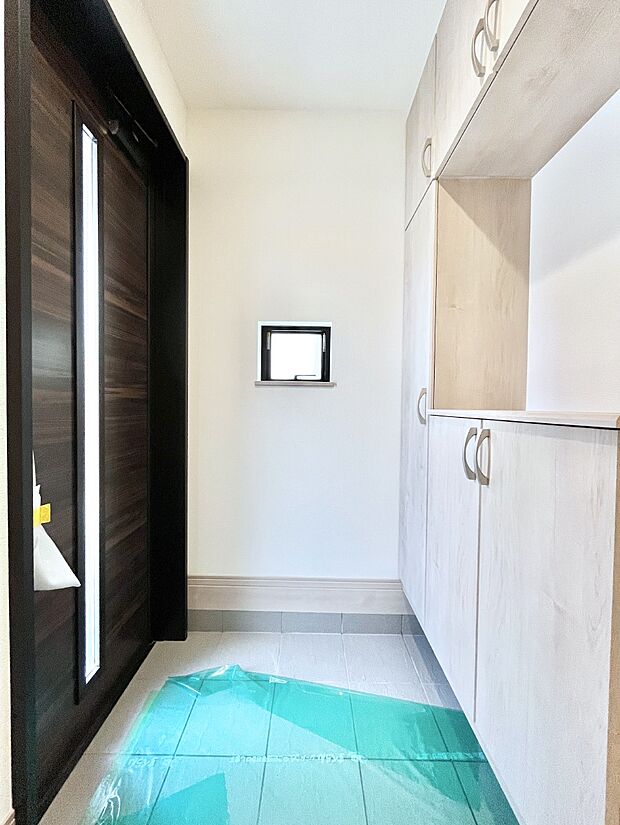 ◆B号棟◆～Entrance～　家の中でお客様を迎える最初の場所である玄関は、家の印象そのものです！豊富な玄関収納で、常に綺麗に保つことが出来ます♪玄関にはたっぷり収納の下駄箱を完備！
