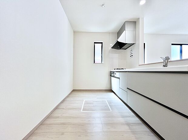 ◆B号棟◆～Kitchen～　自然光が入る窓のあるキッチン☆毎日使う場所だからこそ、使い勝手を考慮しました。ゆったりとしたキッチンコーナーは質感豊かな仕上がりとなっております。