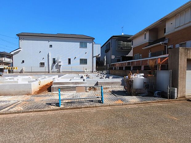 ◆B号棟◆~Exterior~ 一戸建ての大きなメリットは、自分達の「土地」を「自由に」使える事です。ガーデニングやDIY,車やバイクの趣味など様々な用途で利用できます。