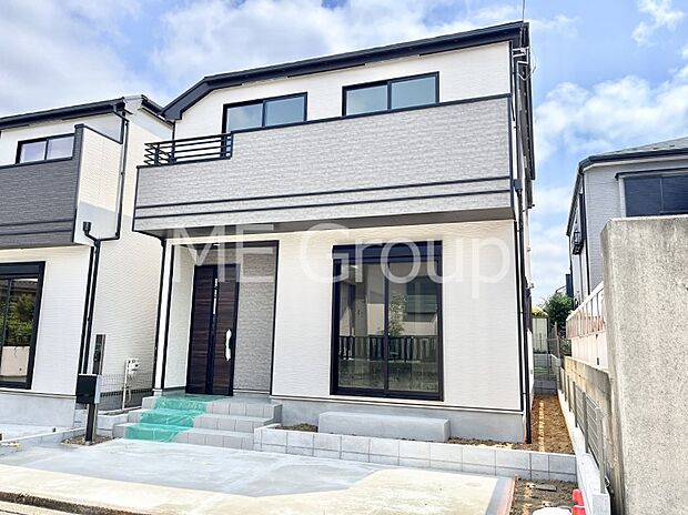 ◆B号棟◆～Exterior～　一戸建ての大きなメリットは、自分達の「土地」を「自由に」使える事です。ガーデニングやＤＩＹ，車やバイクの趣味など様々な用途で利用できます。