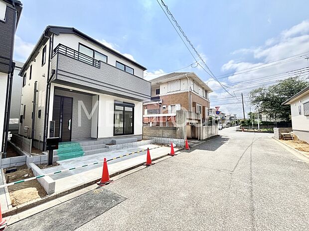 ~Exterior~ 前面道路は閑静な住宅地をはしる車通りの少ない道路。駐車の出し入れもらくらくです!ご不明点・現地見学のご希望は、お気軽にお問い合わせください!