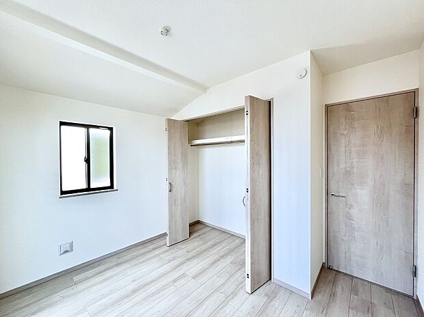 ◆B号棟◆～Bed Room～  全居室には収納クローゼットを完備！普段使いのお洋服や小物はもちろん、季節物のお洋服などもしっかりと整理整頓おしまい頂けます。  居室空間を広く使用できますね。