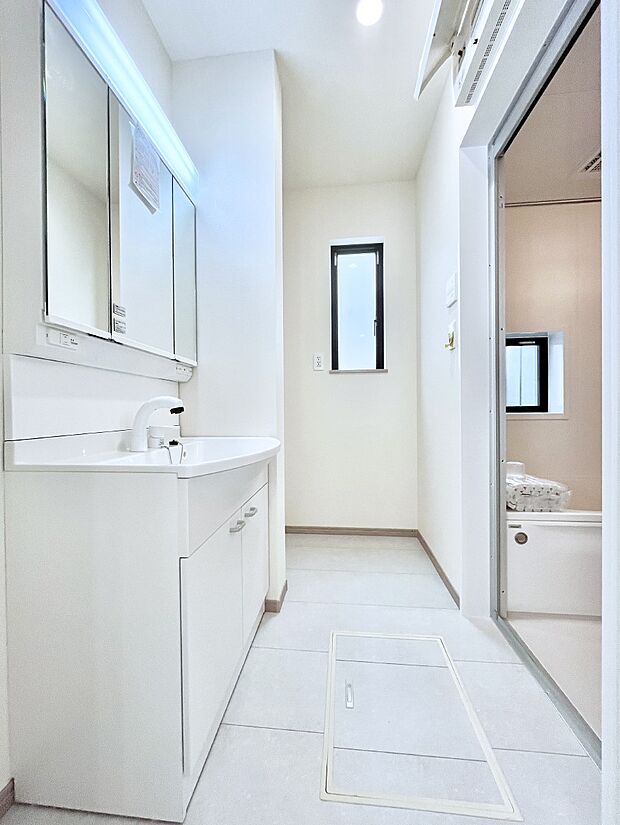 ◆B号棟◆～Dressing Room～　暗くなりがちな洗面所も窓があると採光と換気が可能なので気持ちよくお使い頂けます。三面鏡タイプの洗面台は鏡裏収納で散らかりがちな洗面所もスッキリ♪