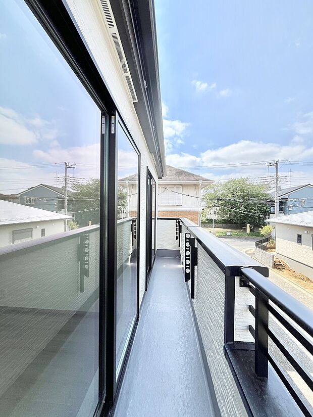 ◆B号棟◆～Balcony～  大きな空に囲まれた気持ちのいい家。  バルコニーを覗くだけで圧倒的な開放感に包まれます。  バルコニーは陽がさしこみお布団や洗濯物を気持ちよく干すことができます。