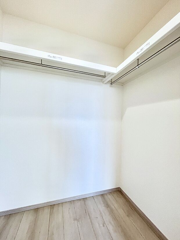 ◆B号棟◆～Walk-in Closet～　たくさんの洋服をかけてもシワになりにくいウォークインクローゼット。洋服以外にも、普段使わない家電やスーツケース、ストック品など何でも片付く嬉しい空間です。
