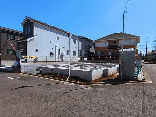 ◆A号棟◆~Exterior~ お家のグレードだけでなく、街並みや周辺環境も大切なポイントです。どんな場所に暮らすかで、日々の快適さや将来の住み心地は大きく変わってきます。