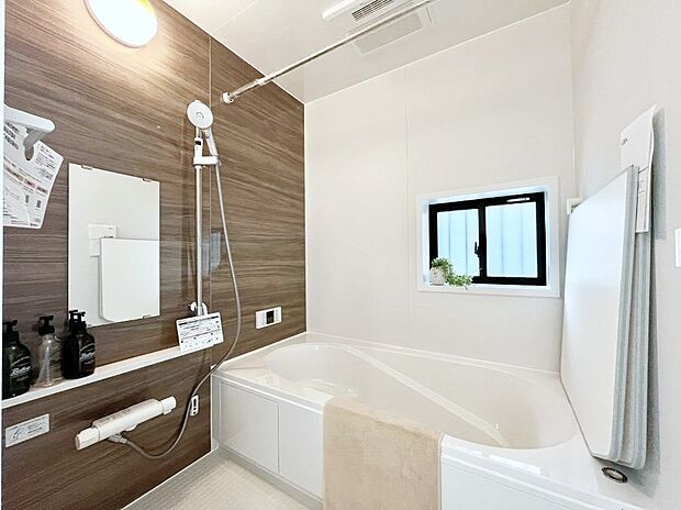 ◆A号棟◆～Bath Room～　窓付きのバスルームは、採光もあり明るく気持ちの良い空間です。窓があることで、換気環境も良好。ゆったり寛げるバスルームで、毎日のバスタイムが楽しみになりそうです。