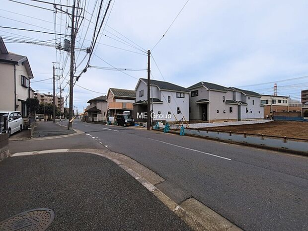◆B・C号棟◆~Exterior~ 前面道路:東 9.5m 公道 低層の一戸建てを中心とした街並みが整然と続き、周辺は高い建物が建っていないので、緑の多い閑静な趣を感じる環境です。