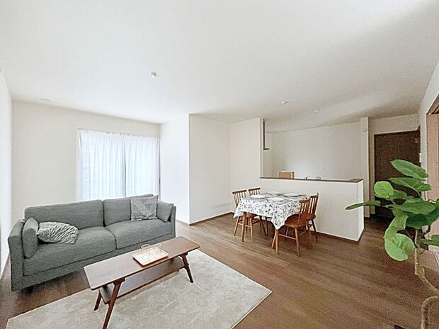 ◆C号棟◆~Living~ 豊かな陽光がこの場所を照らしだす。 光溢れるこの空間はみんなの笑顔が集う場所、時を忘れ、つきることのないたわいもない会話を楽しむ時間、たくさんの思いが綴られる場所。
