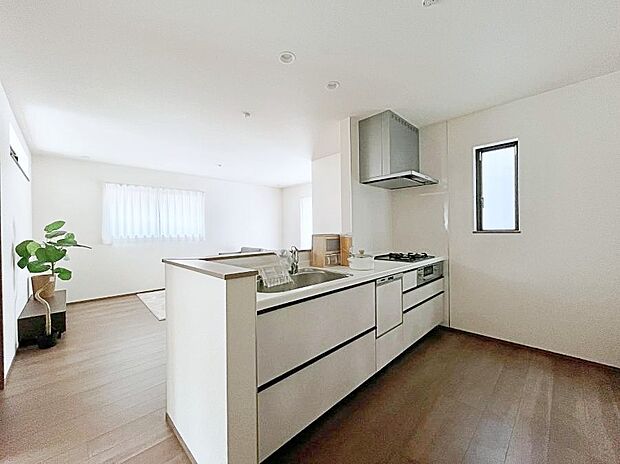 ◆C号棟◆~Kitchen~ 自然光が入る窓のあるキッチン☆毎日使う場所だからこそ、使い勝手を考慮しました。ゆったりとしたキッチンコーナーは質感豊かな仕上がりとなっております。