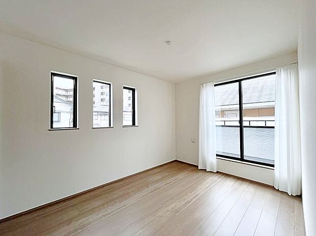 ◆C号棟◆~Bed Room~ マンションと違い部屋数が多いのが戸建てのメリットです。ご家族が増えたことで手狭に感じていた住まいも戸建てでは各居室プライバシーを保つことができます。