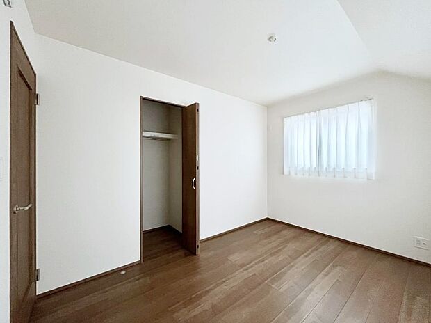 ◆C号棟◆~Bed Room~ 子供部屋はお子様にとって大変重な役割があります。子供一人で過ごす空間を与えることで、宿題や勉強時間も自然と増えまた自ら部屋の片付けや掃除なども促すことに繋がります。