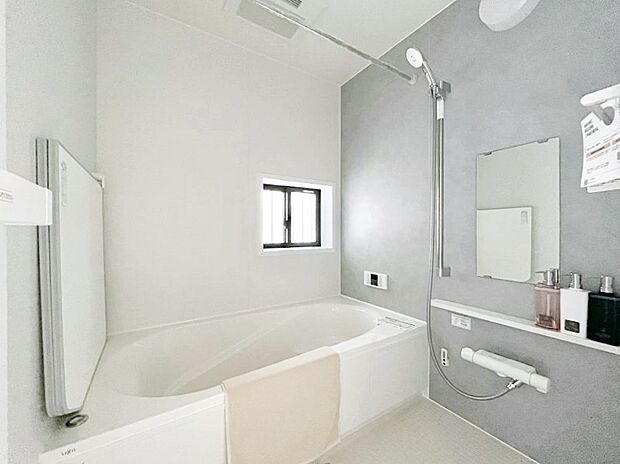◆C号棟◆~Bath Room~ 窓付きのバスルームは、採光もあり明るく気持ちの良い空間です。窓があることで、換気環境も良好。ゆったり寛げるバスルームで、毎日のバスタイムが楽しみになりそうです。