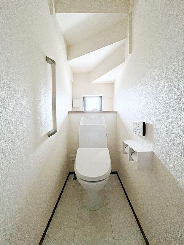 ◆C号棟◆~Toilet~ 綺麗・スッキリ・快適なウォシュレット付トイレでくつろげる空間です。採光もあり明るく、快適空間となっております♪毎日使う場所だからこその配慮です!