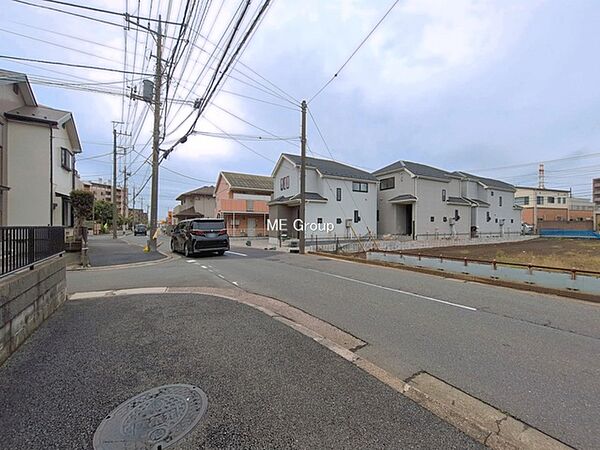 ◆B・C号棟◆～Exterior～　前面道路：東 9.5m 公道　低層の一戸建てを中心とした街並みが整然と続き、周辺は高い建物が建っていないので、緑の多い閑静な趣を感じる環境です。