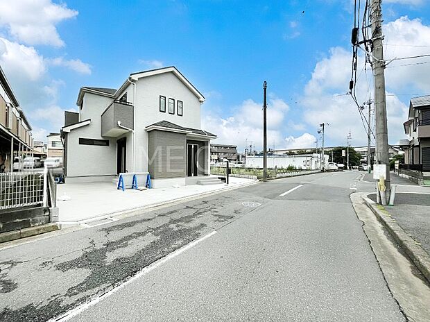 ◆B・C号棟◆~Exterior~ 前面道路:東 9.5m 公道 低層の一戸建てを中心とした街並みが整然と続き、周辺は高い建物が建っていないので、緑の多い閑静な趣を感じる環境です。
