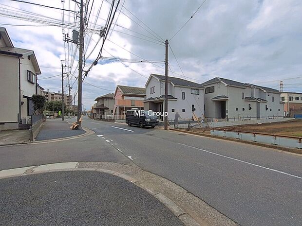 ◆B・C号棟◆~Exterior~ 前面道路:東 9.5m 公道 低層の一戸建てを中心とした街並みが整然と続き、周辺は高い建物が建っていないので、緑の多い閑静な趣を感じる環境です。