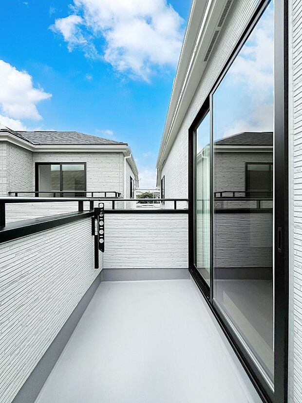 ◆C号棟◆~Balcony~ バルコニーは温かい陽がさしこみ、お布団や洗濯物を気持ちよく干すことができます。使いやすく開放的なバルコニーです♪陽ざしがたっぷり降り注ぐ、バルコニー付き住まい。