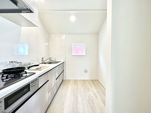 ◆1号棟◆~Kitchen~ 自然光が入る窓のあるキッチン☆毎日使う場所だからこそ、使い勝手を考慮しました。ゆったりとしたキッチンコーナーは質感豊かな仕上がりとなっております。