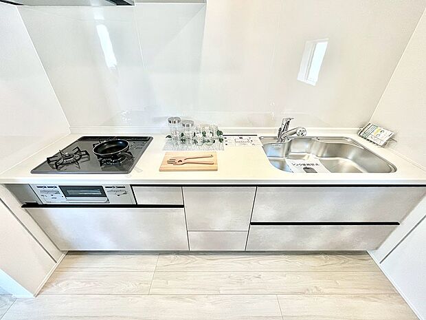 ◆1号棟◆~Kitchen~ 広くて使いやすいキッチンなら家族でいっしょに料理をつくったり、後片付けも手間なくできちゃいます♪収納もたっぷりあるので、いつもすっきりと清潔な印象を保てます。