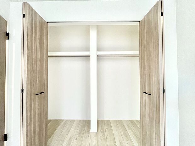 ◆1号棟◆~Closet~ 壁面クローゼットがあればタンスを置く必要がなく、出っ張りのないスッキリ空間を維持できます。限られたスペースを有効に活用できそう。衣類や趣味の品などたっぷり収納出来ますね♪
