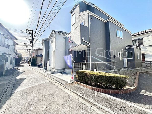 ~Exterior~ 前面道路は閑静な住宅地をはしる車通りの少ない道路。駐車の出し入れもらくらくです!ご不明点・現地見学のご希望は、お気軽にお問い合わせください!
