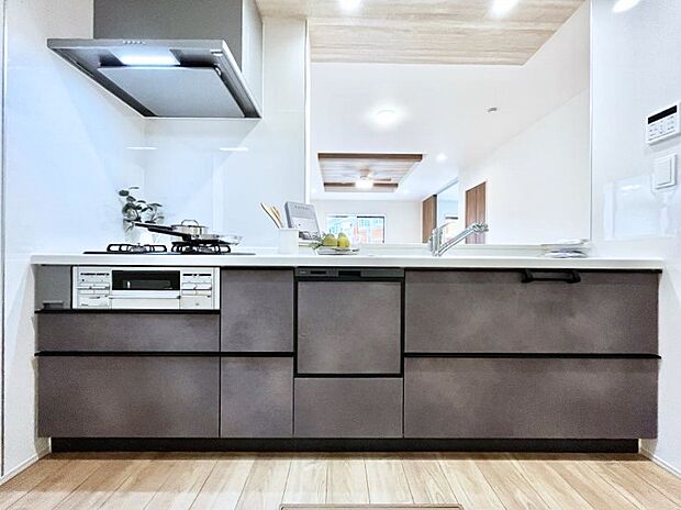 ~Kitchen~ 会話が弾むリビング、料理が愉しくなるキッチン。家は、ただ生活する場ではなく、暮らしを愉しく、快適にする場所。笑顔の毎日、安らぎの日々のために、最新の設備・仕様を採用。