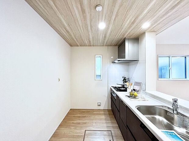 ~Kitchen~ 自然光が入る窓のあるキッチン☆毎日使う場所だからこそ、使い勝手を考慮しました。ゆったりとしたキッチンコーナーは質感豊かな仕上がりとなっております。