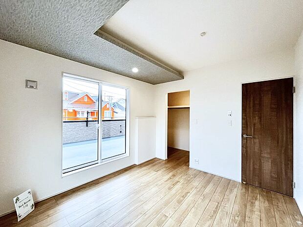 ~Bed Room~ 部屋数が多いのが戸建てのメリットです。ご家族が増えたことで手狭に感じていた住まいも戸建てでは各居室プライバシーを保つことができます。住まいにゆとりが生まれ心もリラックスできます♪