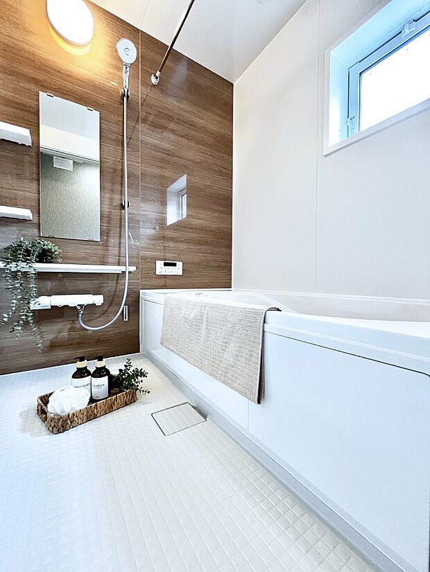 ～Bath Room～　落ち着いた雰囲気の浴室で明日に向けてリフレッシュ。浴室乾燥機能も付いているので隣の洗濯機置き場で洗い上がった洗濯物を、雨の日も天気を気にせず乾燥させることも可能です。
