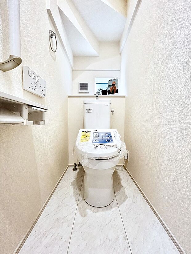 ~Toilet~ 綺麗・スッキリ・快適なウォシュレット付トイレでくつろげる空間です。トイレは毎日使わざるを得ないもの。いつも清潔を保ちたいですね。トイレが2ヶ所あるので朝の混雑時に便利です!