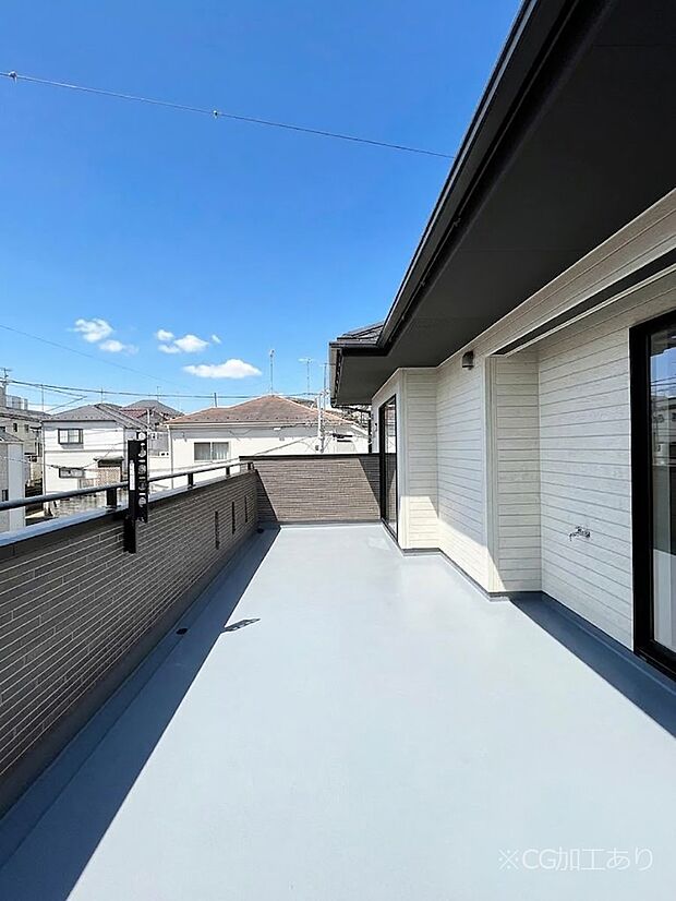 ~Balcony~ 南側に設置された奥行きのあるワイドバルコニー。心地よい陽射しや暖かな風を楽しむことが出来ます。晴れた日にはたっぷりの洗濯物や布団を干せます!使いやすく開放的なバルコニーです♪