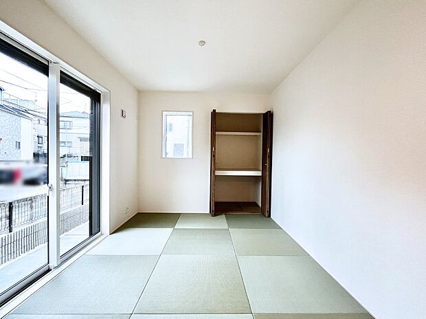 ~Japanese Room~ LDK隣接の和室は、アイロンがけなど奥様の家事スペースとして、また小さなお子様のいるご家庭ではお昼寝やおむつ替えの場としてご活用いただけます。