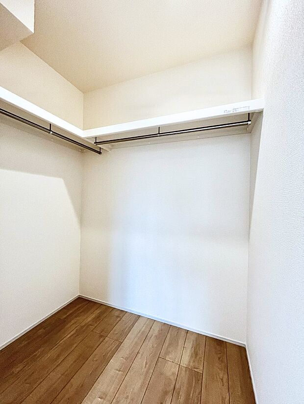 ~Walk-in Closet~ 必要なものやコーディネートを一覧して確認でき、身支度や準備が短時間で済むウォークインクローゼットを設置しました。家の中をすっきりとさせる便利な収納スペースです。